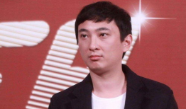 王伊泽吃网红瓜,一场娱乐圈的“瓜田”盛宴