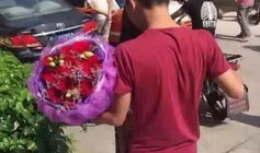 广州女网红跪地吃瓜,网络舆论的狂欢与反思